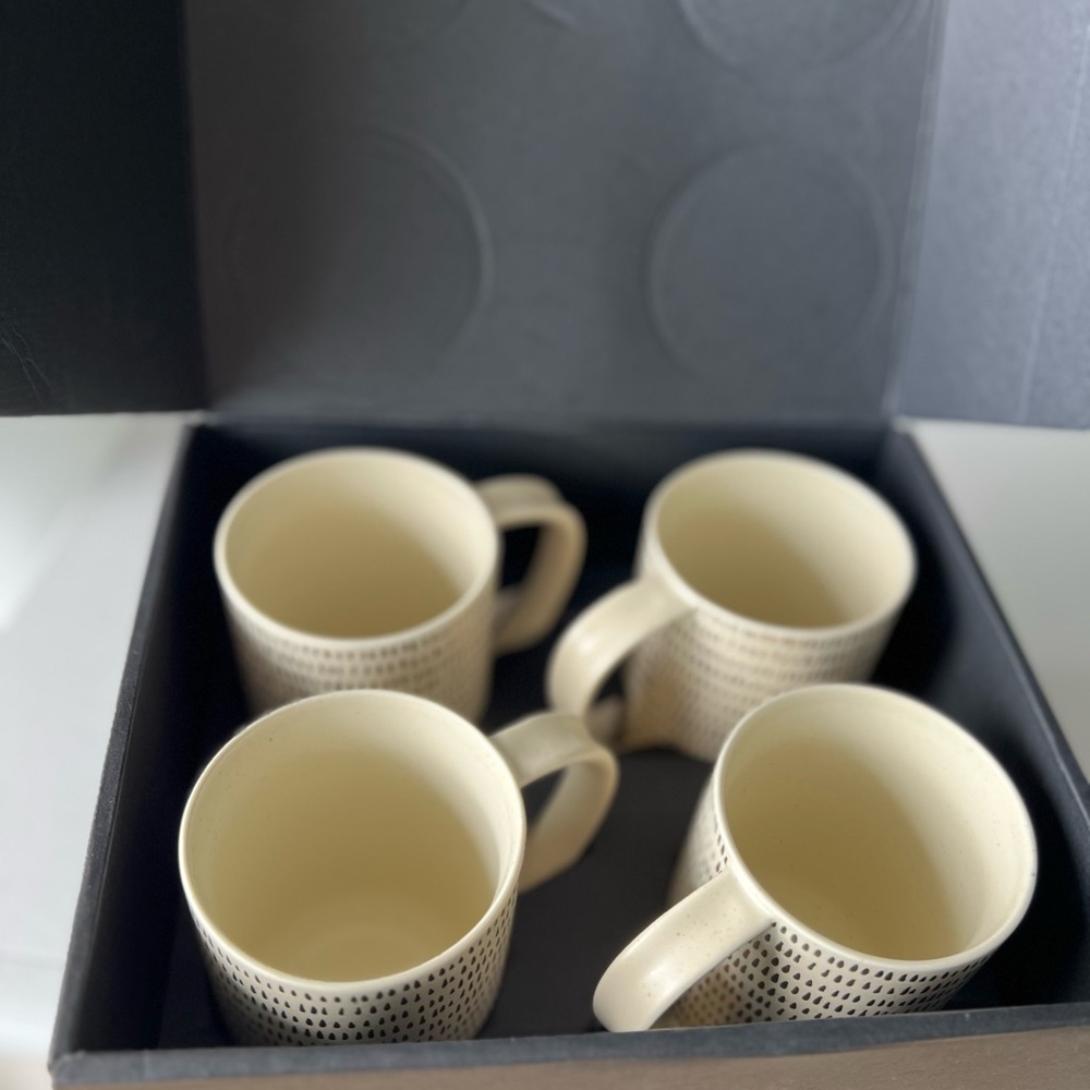 Calvin Klein Cream and Gold Dining Mugs Set 16oz - Picture 3 of 7